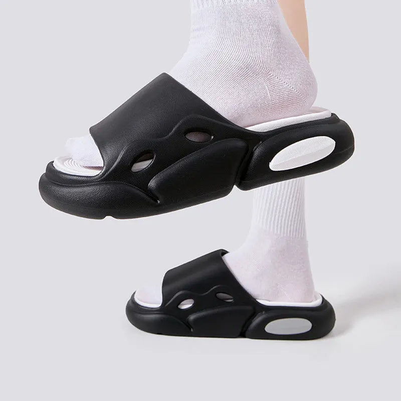 Two-colour thick-soled EVA foam slippers with leather lining in black and white design