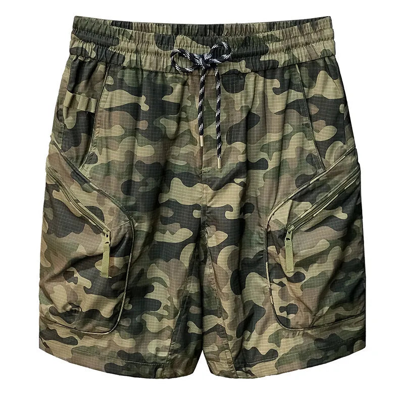 Men's camouflage cargo shorts with cargo pockets in loose fit design
