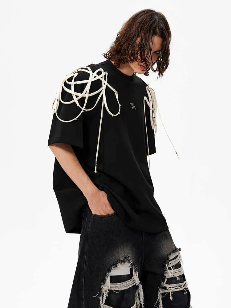 Black short-sleeved T-shirt with rivet ribbon padded shoulders and loose fit