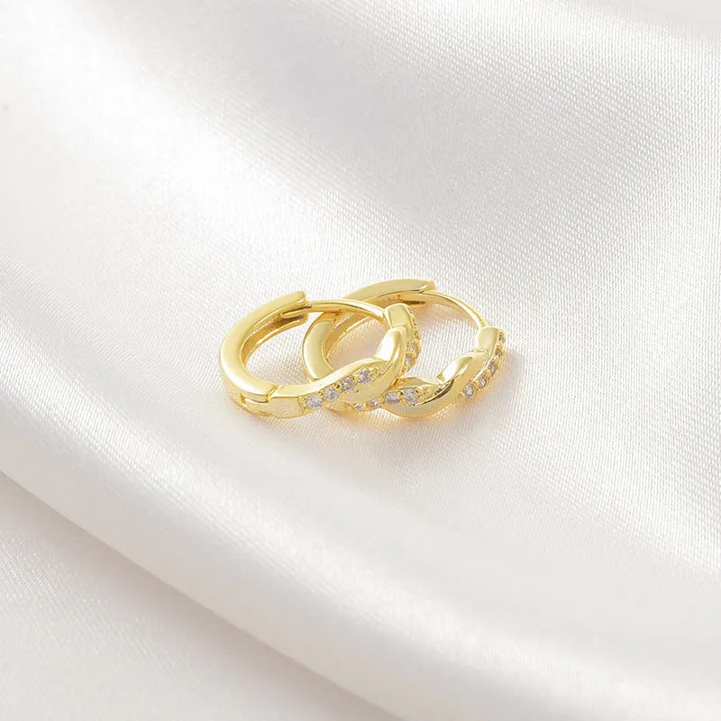 Women's geometric round earrings with interwoven hemp rope detail on a diamond-cut copper frame in gold colour.