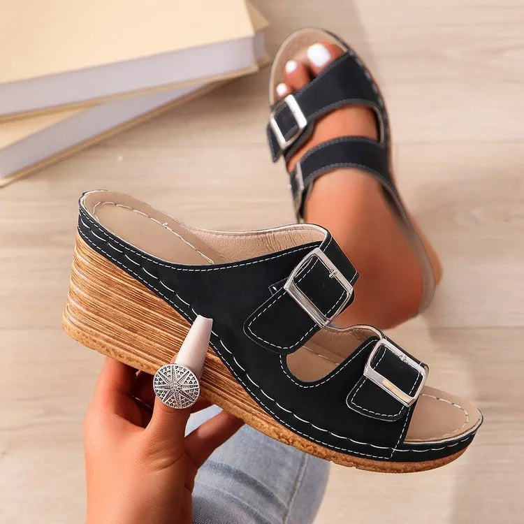 Women's outer wedge belt buckle beach slippers in creamy-white with PU upper and rubber sole