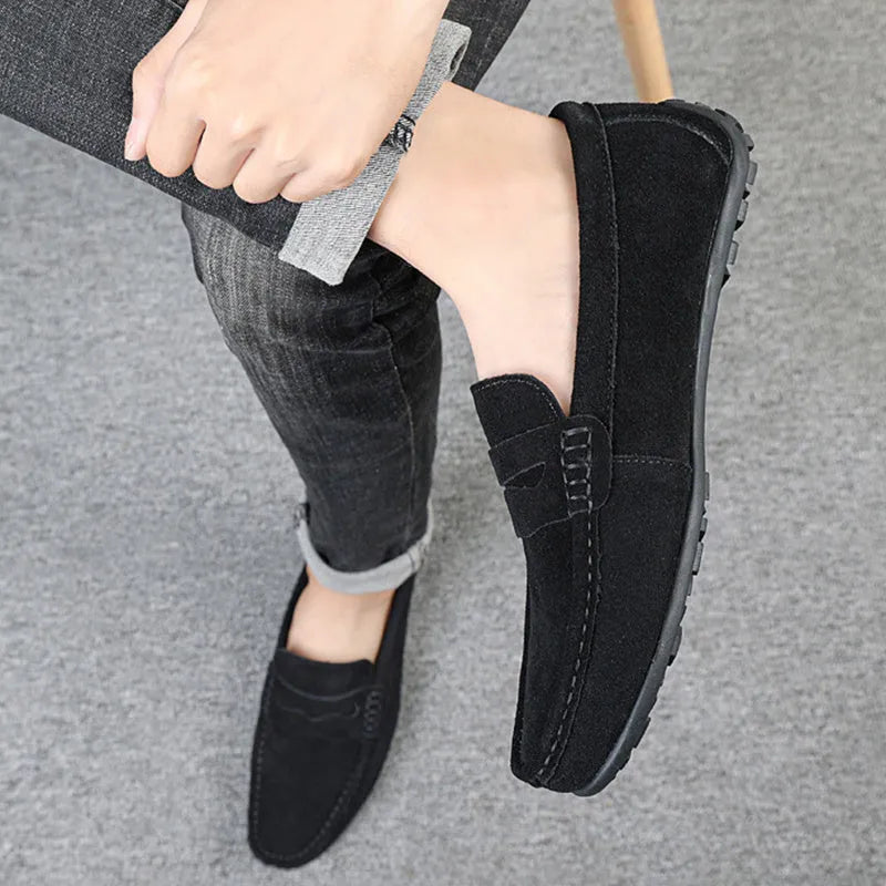 Men's solid-colour suede loafers with a round toe and flat rubber sole.