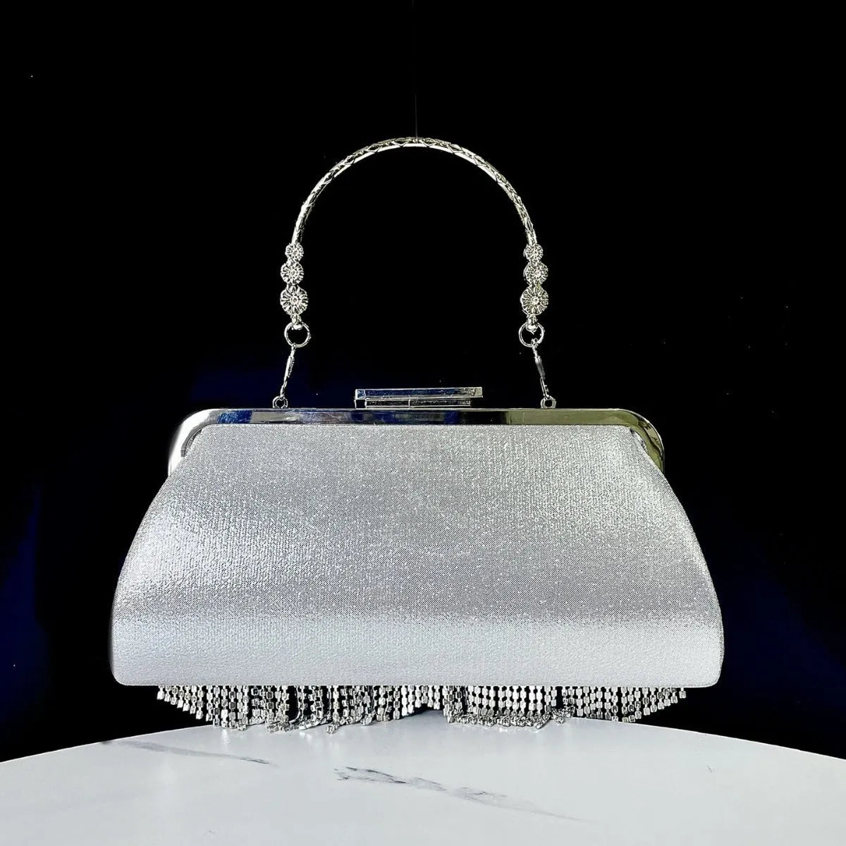New tassel shell-shaped polyester banquet bag in silver with chain detail for evening events