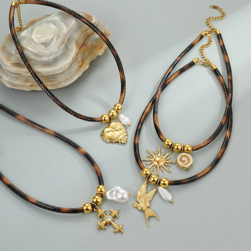 Women's stainless steel leopard necklace with geometric pendant and adjustable chain length