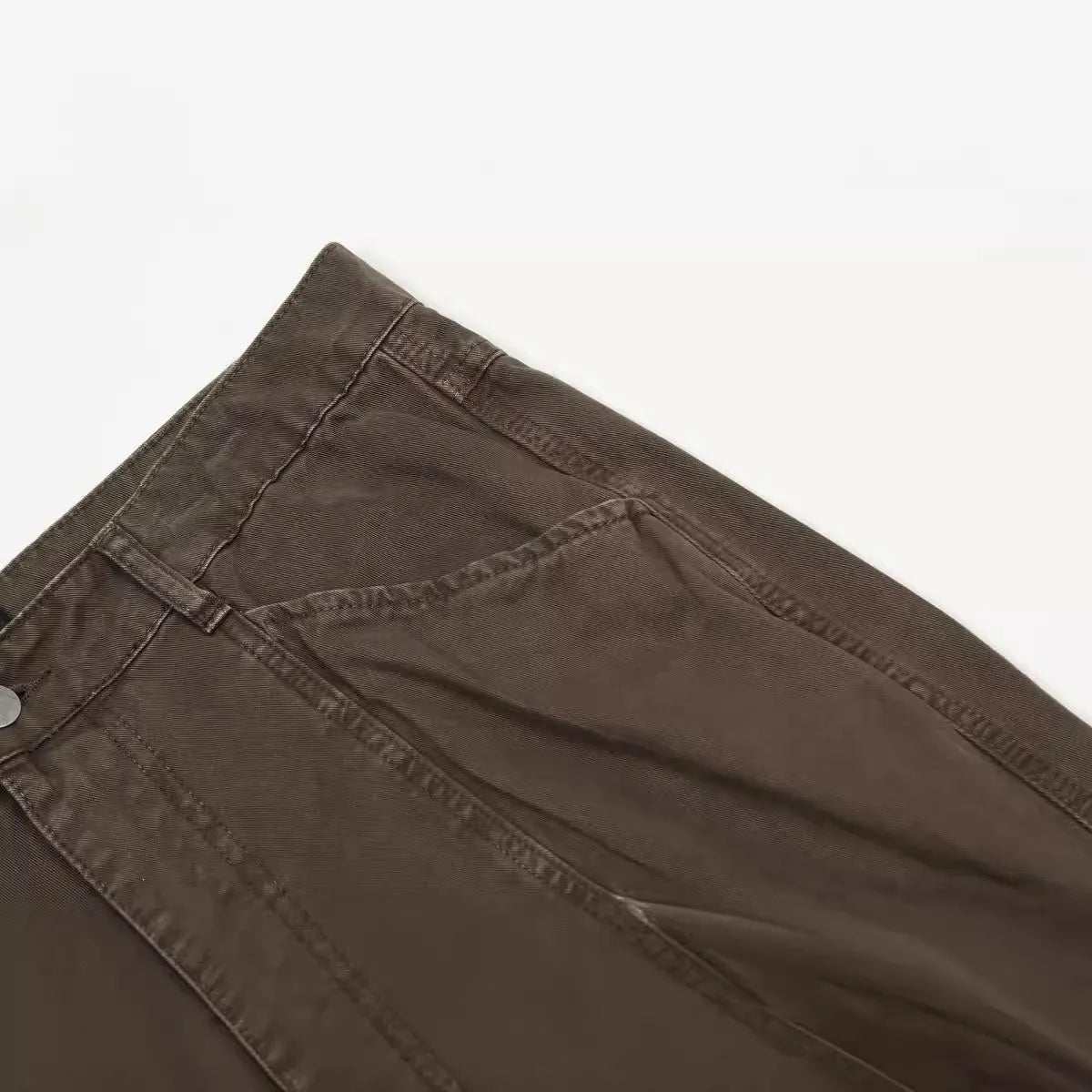 Men's loose straight-leg cotton trousers in brown colour with a high waist and wide leg opening.