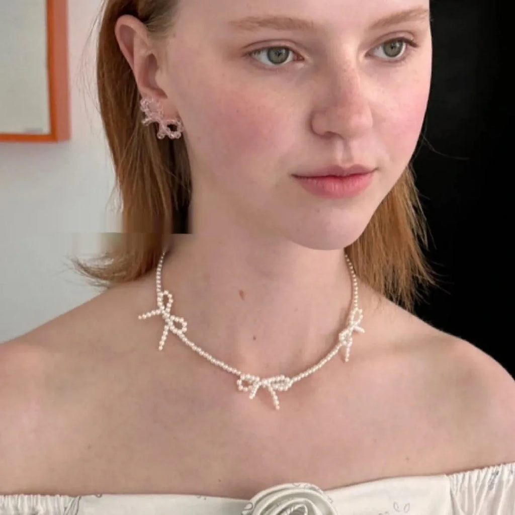 White sweet bow imitation pearl necklace for women, adjustable 31-40cm clavicle chain, handcrafted geometric design