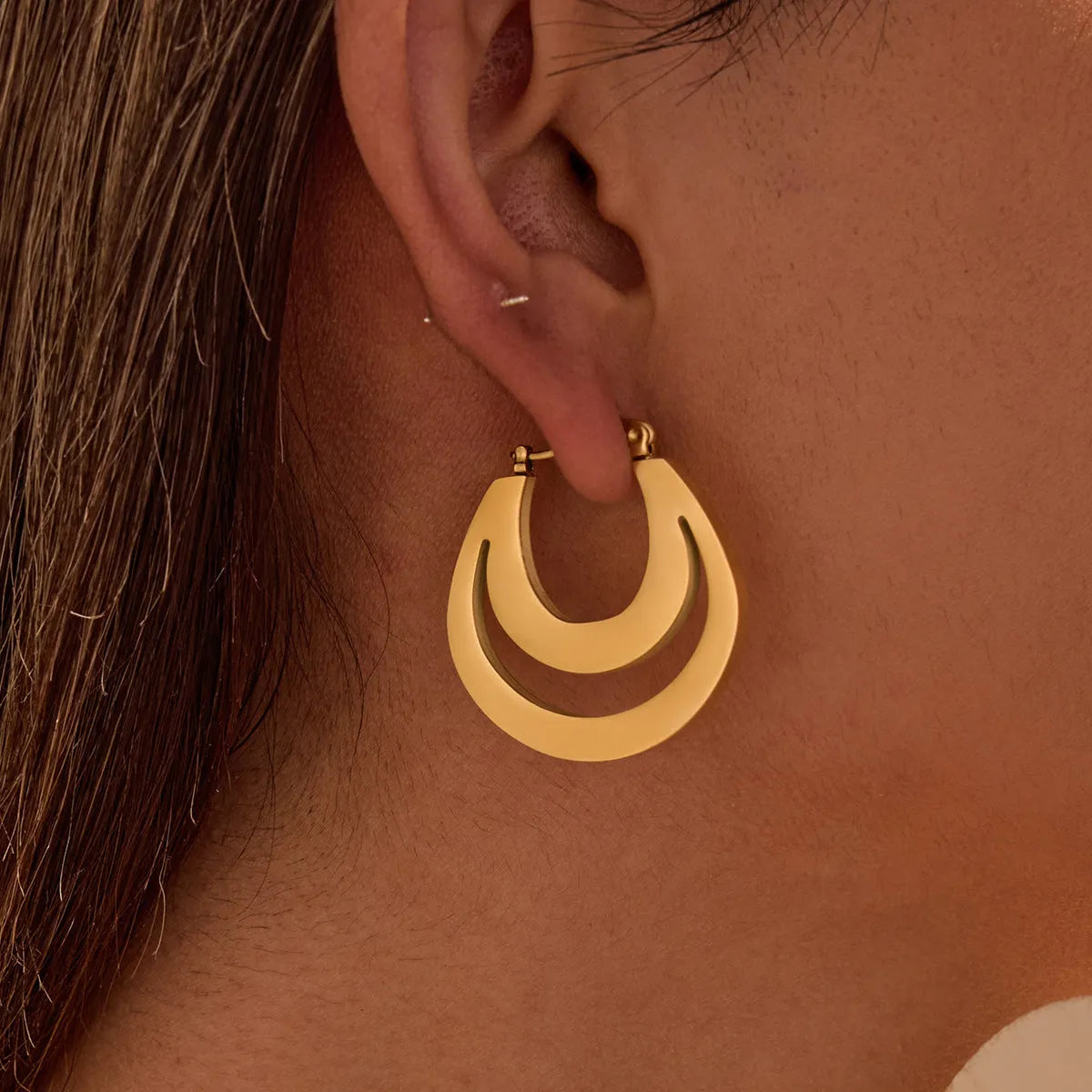 Geometric French earrings with round ring design in 18K gold-plated stainless steel, available in gold or steel colour finish