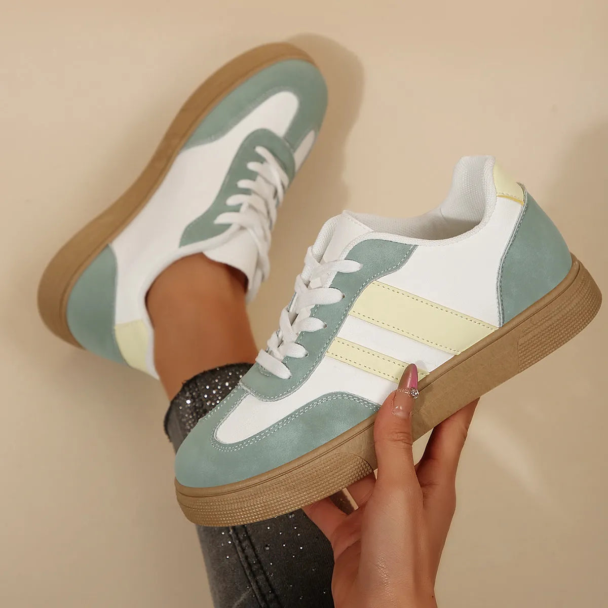 Assorted colours retro sports women's shoes white low top casual pumps with cross straps and rubber sole