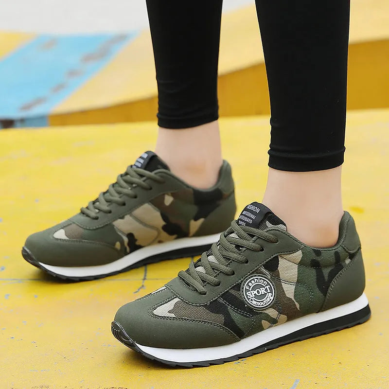 Camouflage pattern suede sports running shoes with low-top design and mesh lining