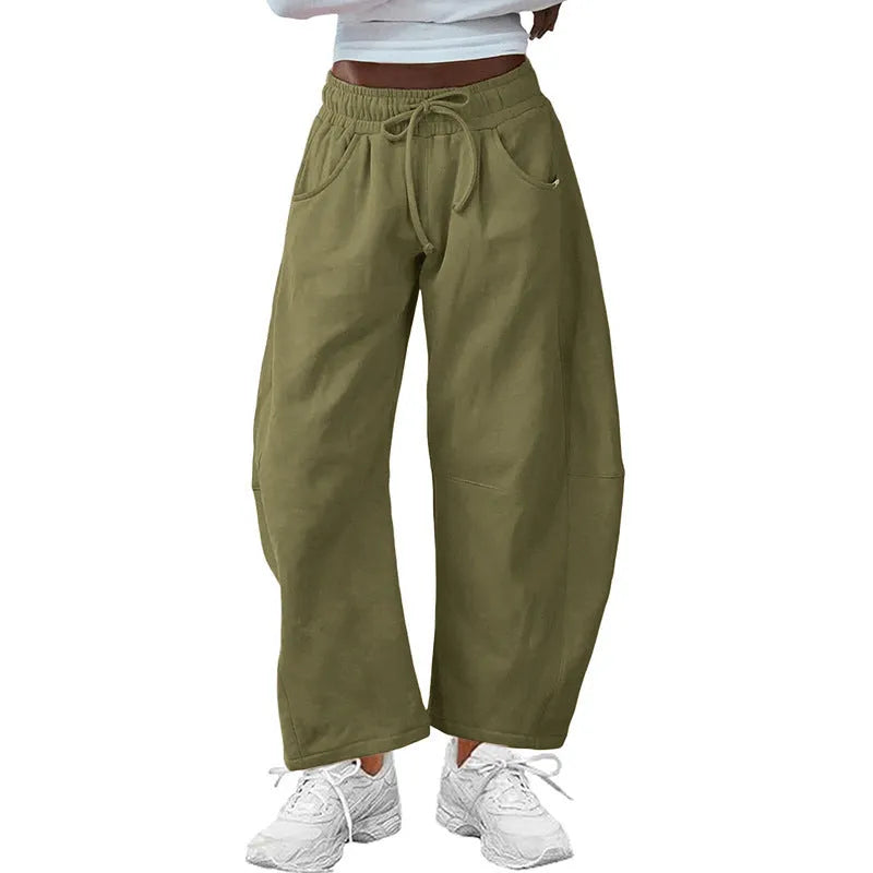 Loose cropped sweatpants with elastic drawstring waist and side pockets in apricot colour