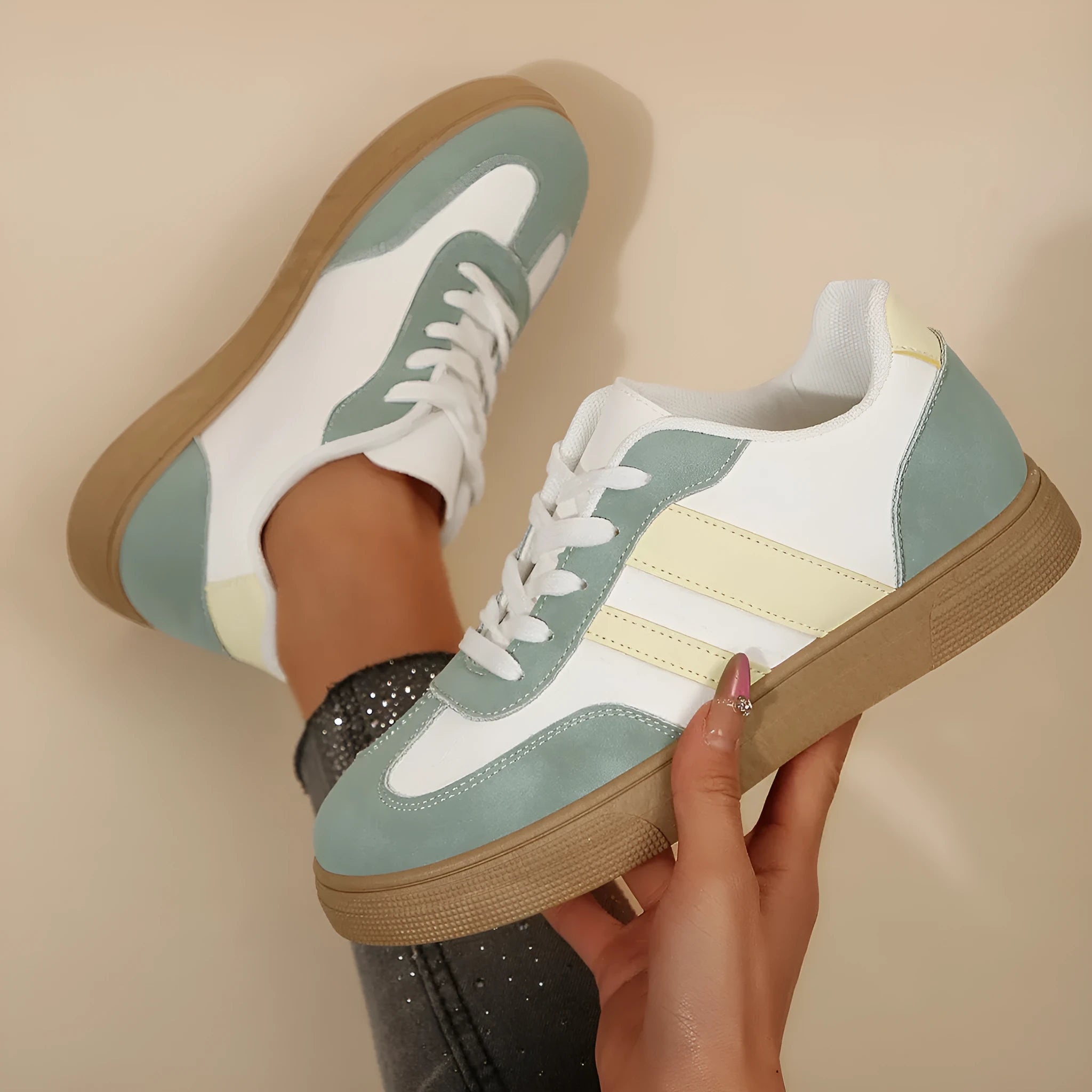 Assorted colours retro sports women's shoes white low top casual pumps with cross straps and rubber sole