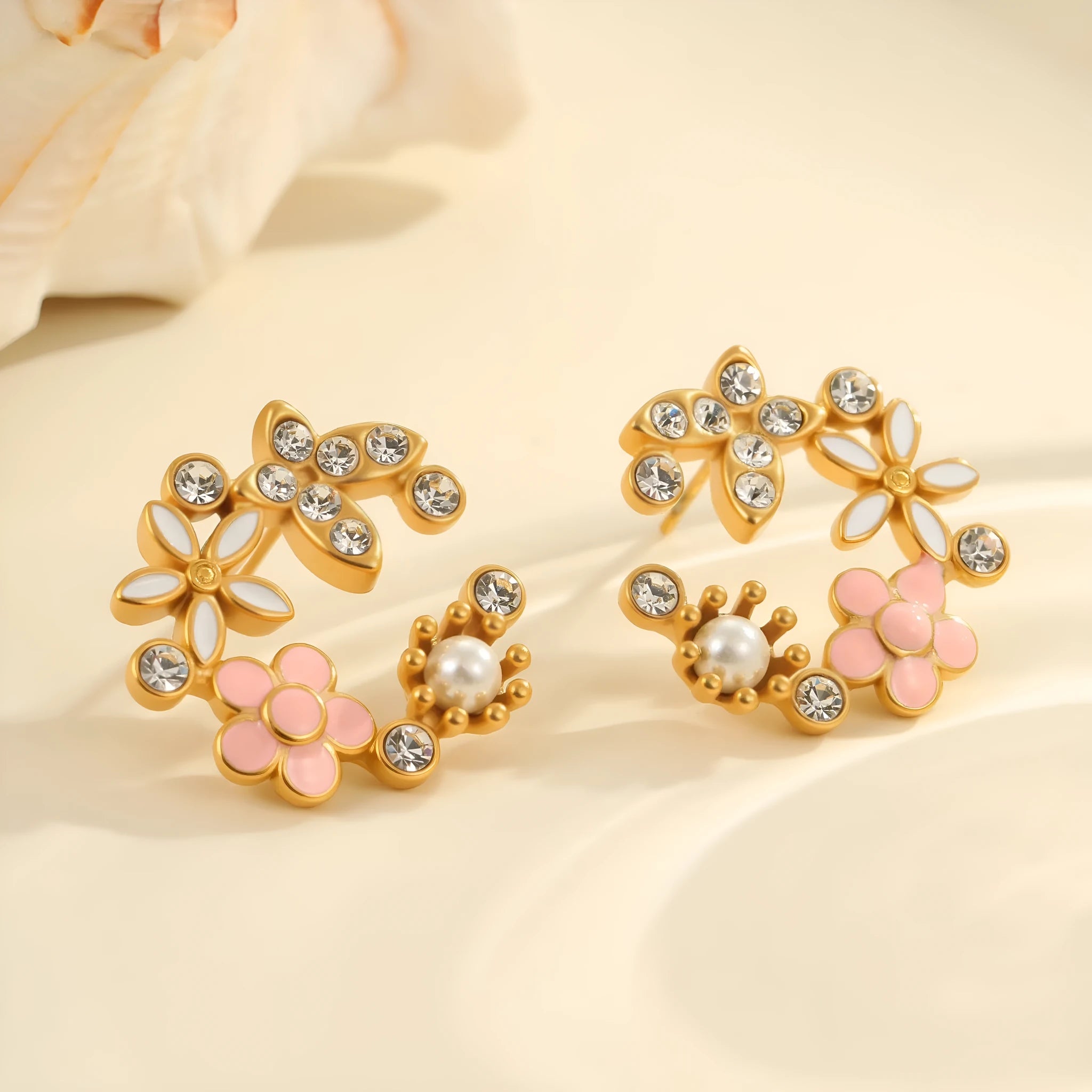 Flower-shaped stud earrings with petal design in electroplated colours on 18K stainless steel