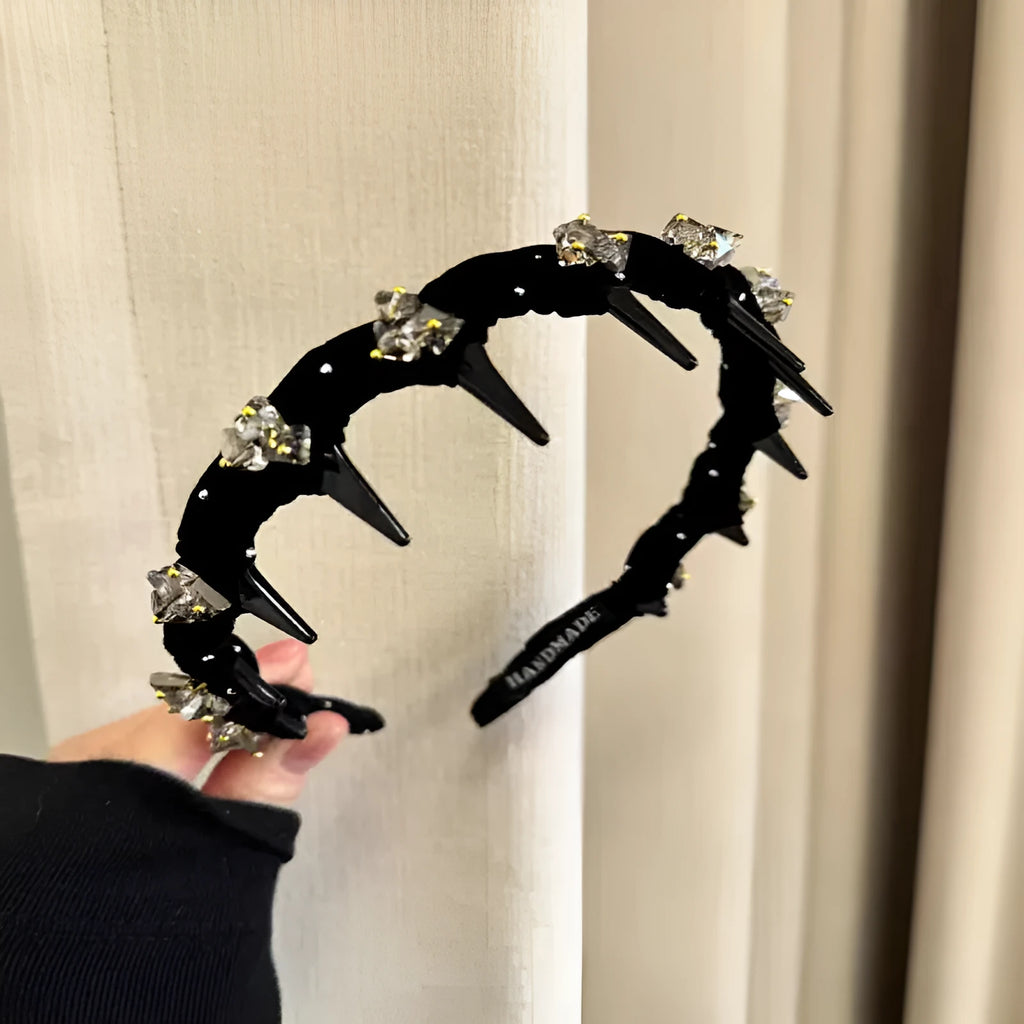 Non-slip velvet hairband with crystal wave decoration in wine red colour.