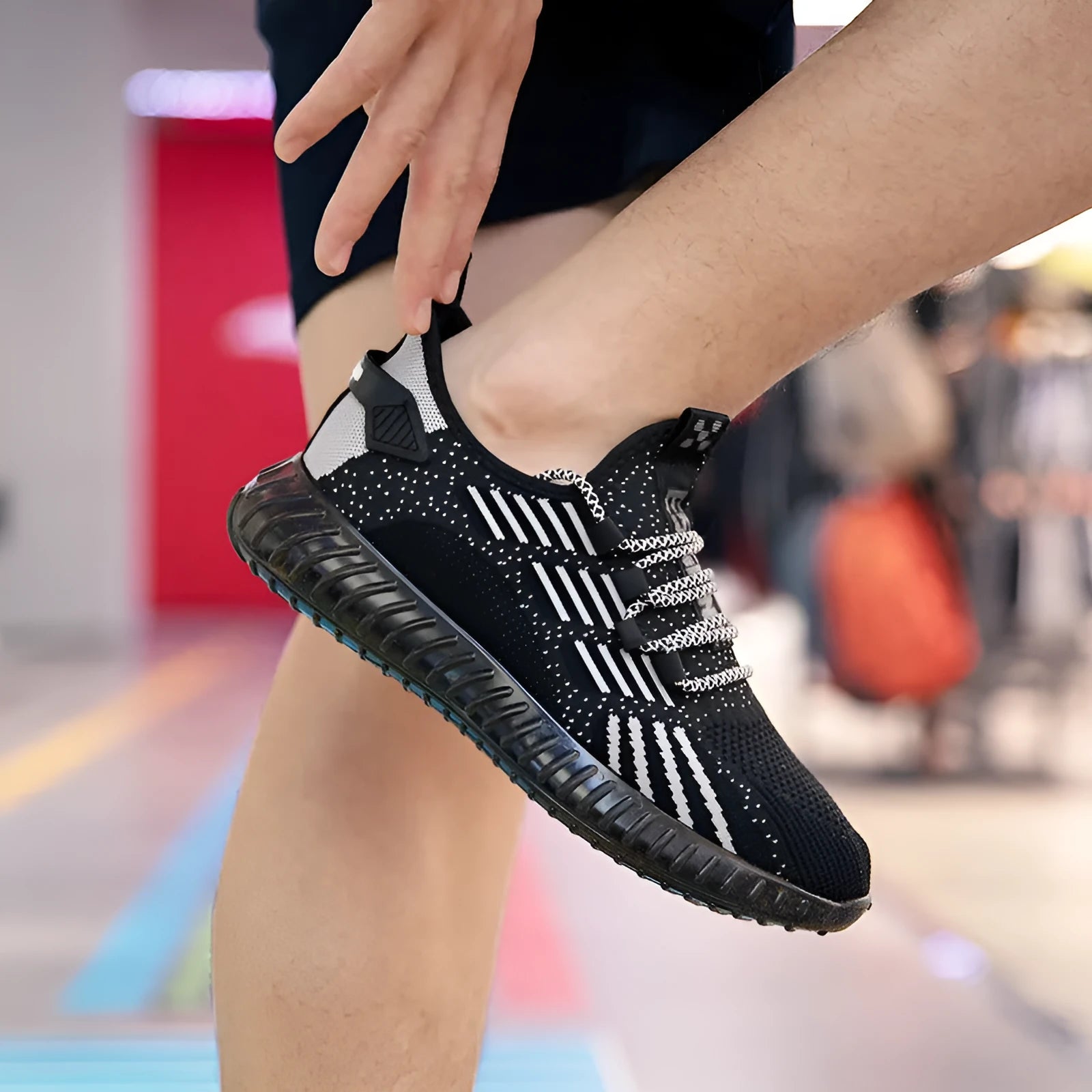 Men's white breathable fabric sports shoes with low-top design and platform heel