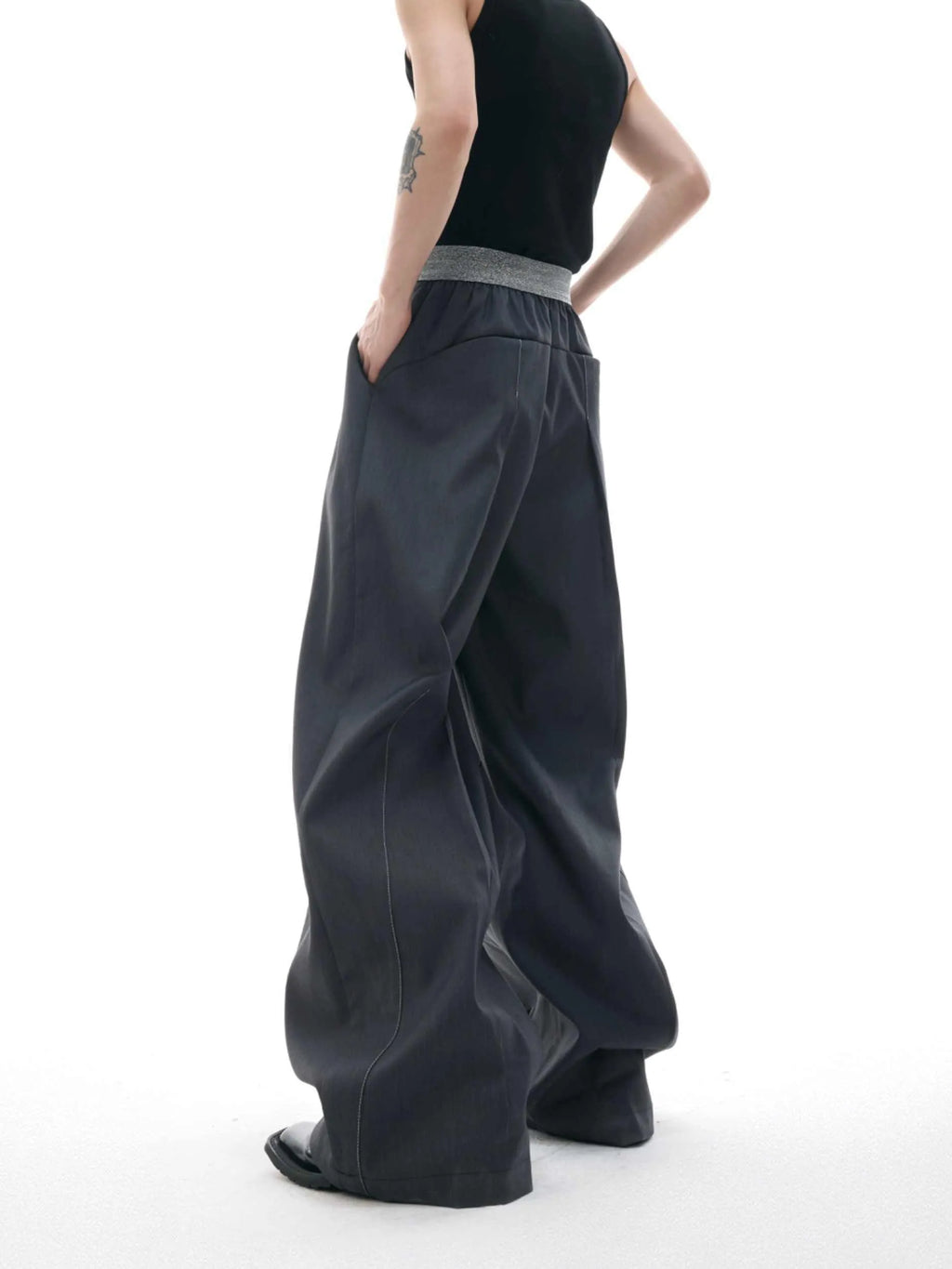 Straight-leg high-waist casual trousers with button-fly design in black or grey colour