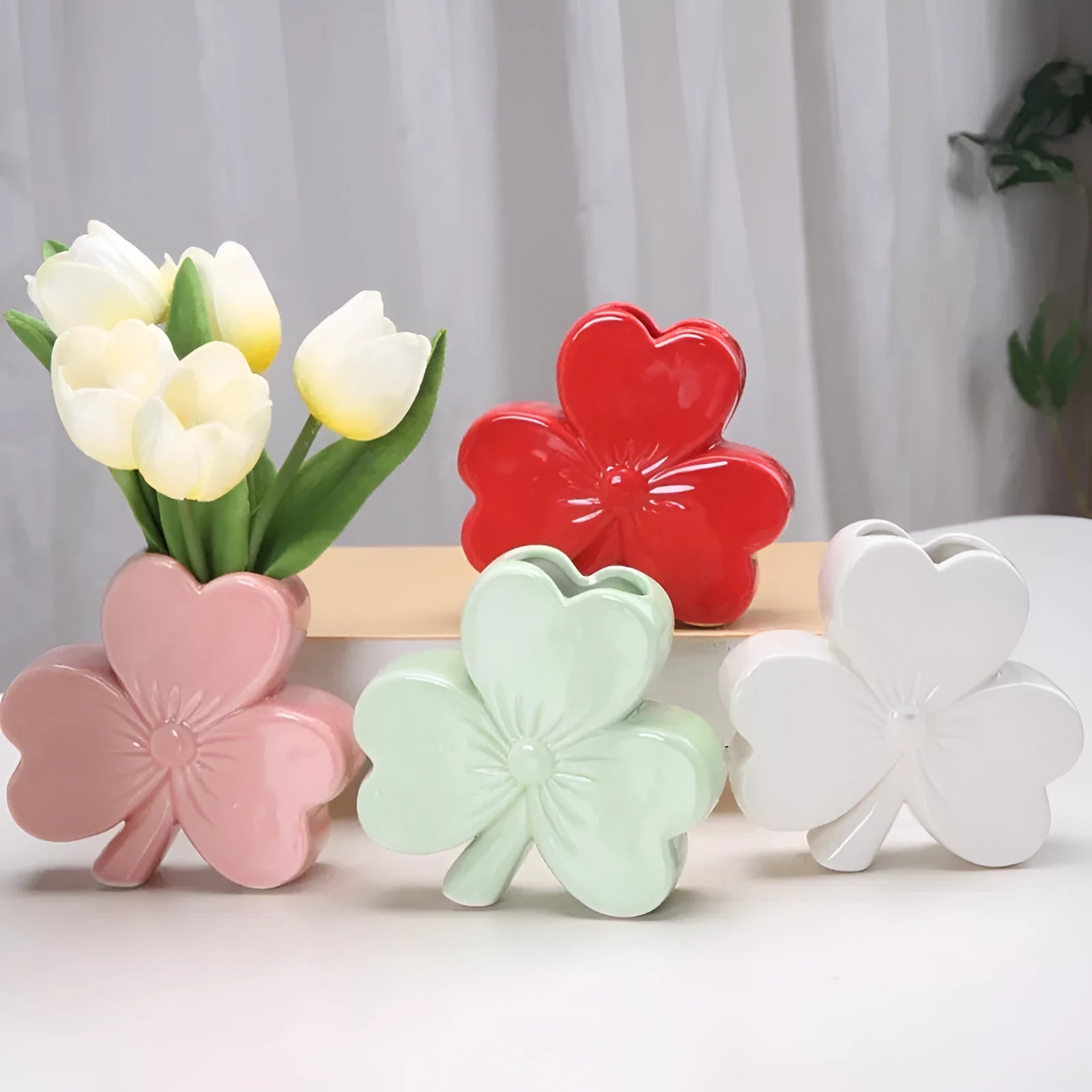 Clover ceramic vase 15cm European style in white porcelain with floral arrangement