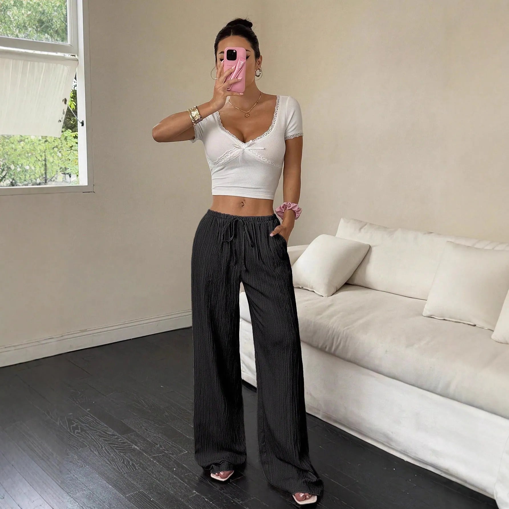 Women's wide-leg trousers with lace-up waist trimming in black or pink colours