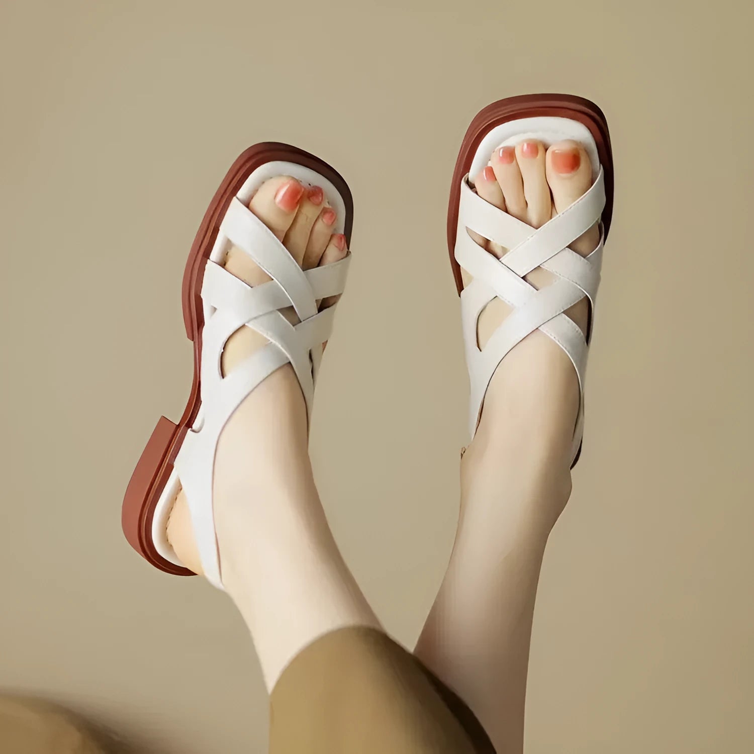 Women's patent leather beach sandals with square toe and cross-belt fastening
