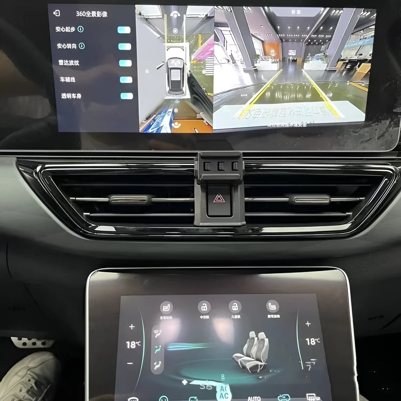 GOODWAY car mobile phone holder snapped onto a dashboard showing 360-degree rotation adjustment.