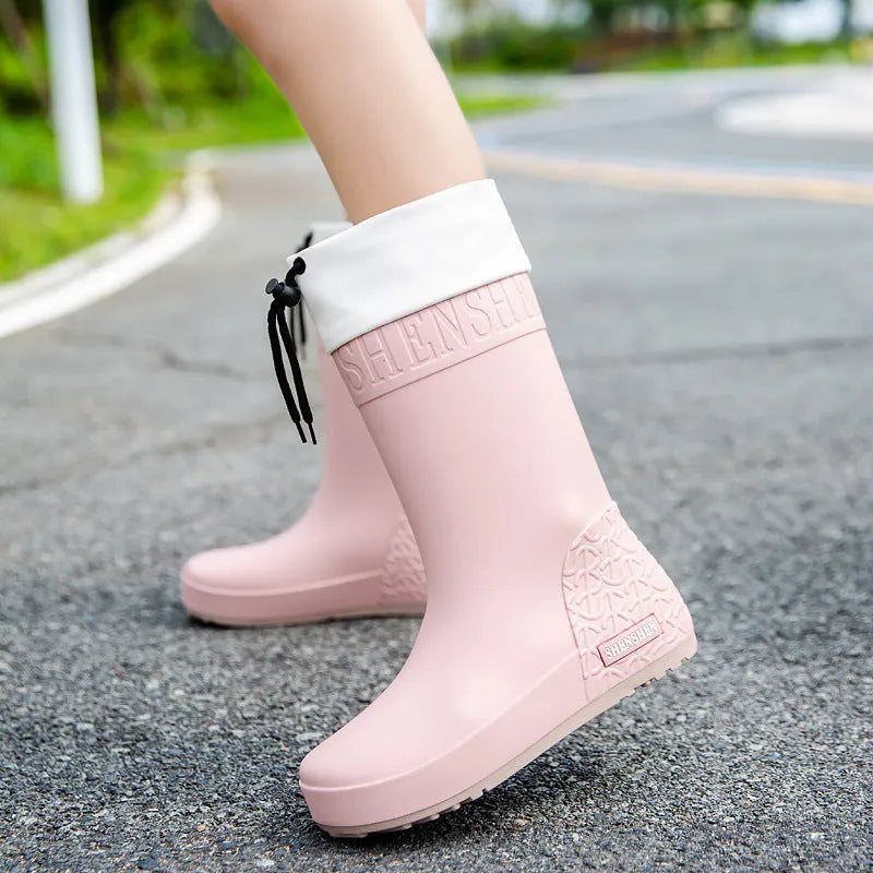 Women's PVC rain boot in solid colour with non-slip sole