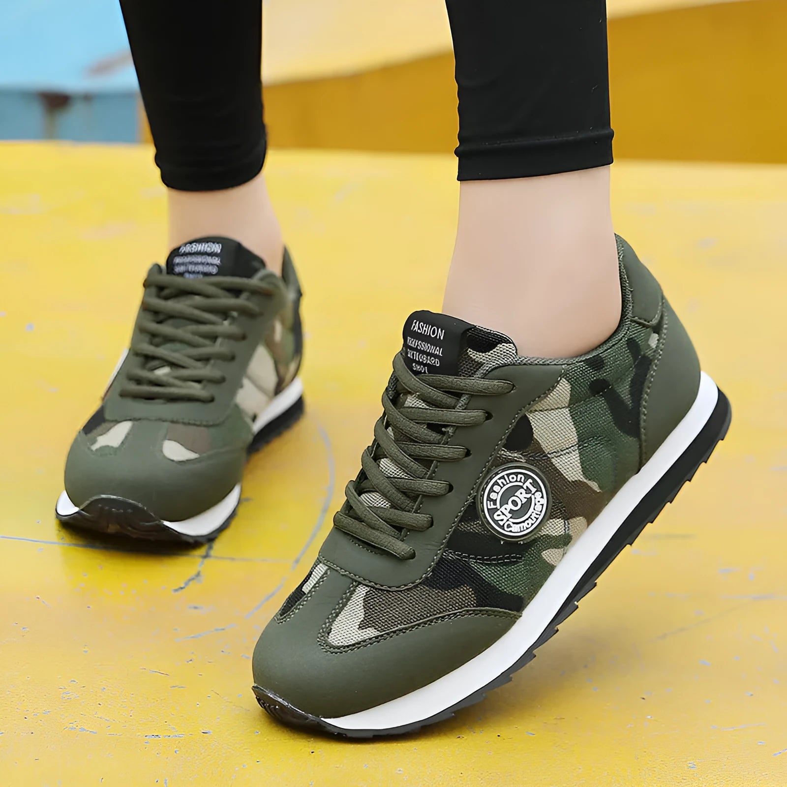 Camouflage pattern suede sports running shoes with low-top design and mesh lining