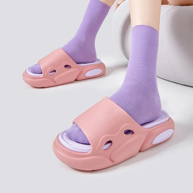 Two-colour thick-soled EVA foam slippers with leather lining in black and white design