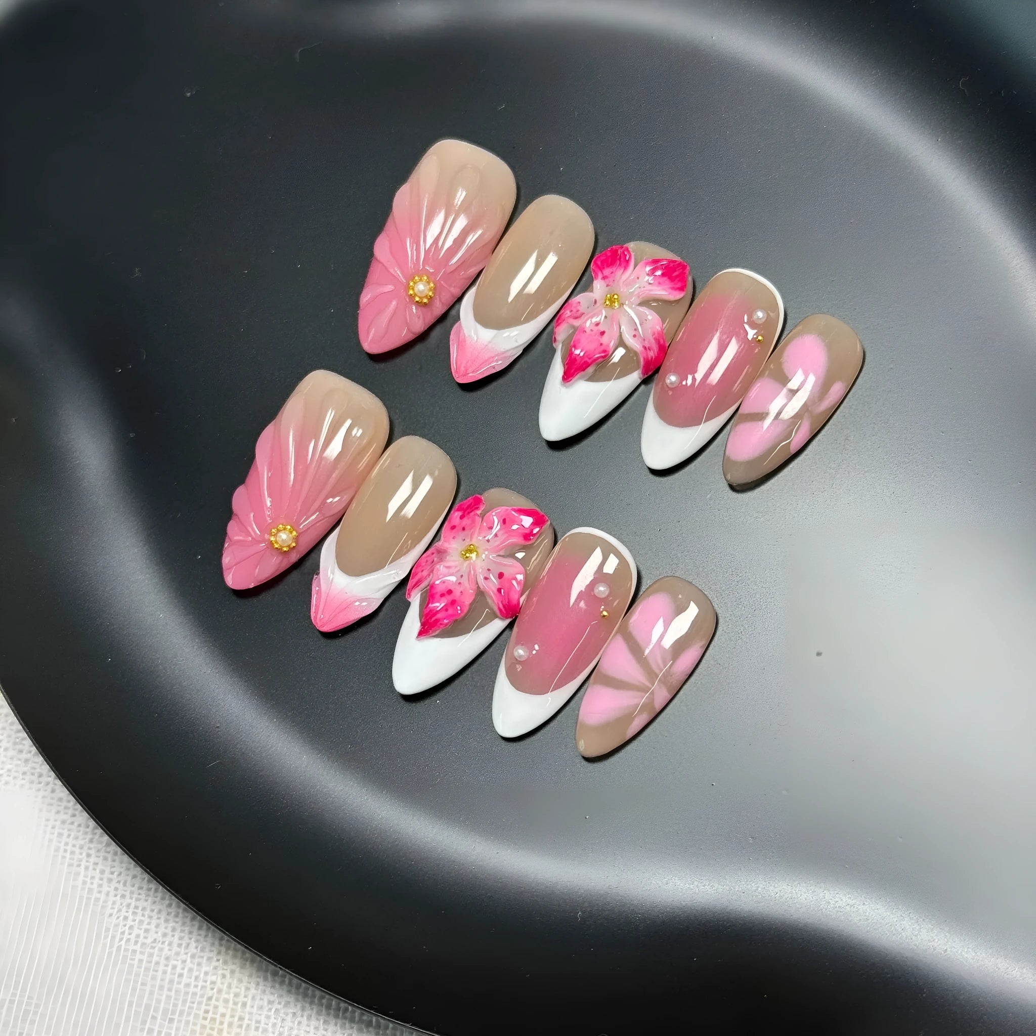 Plastic French style artificial nails with 3D lily and ice flower designs in almond shape, shown in multiple sizes.