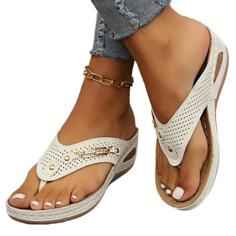 Women's retro flip-flop sandals in multiple colours with herringbone footbed pattern