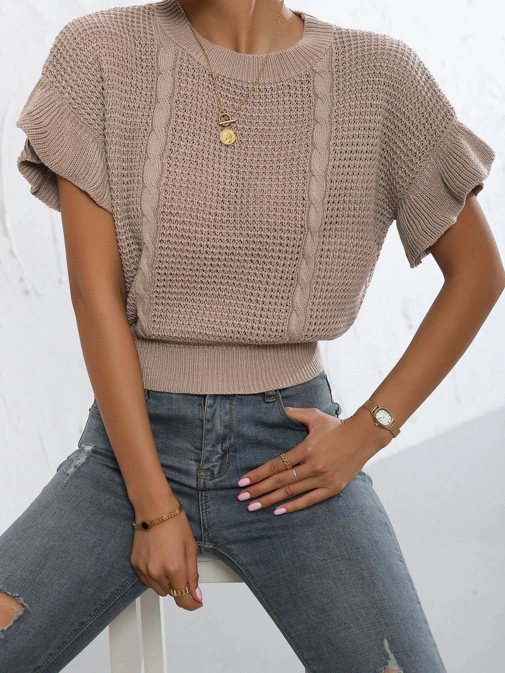 Women's loose knitted pullover with ruffled short sleeves in dark brown.