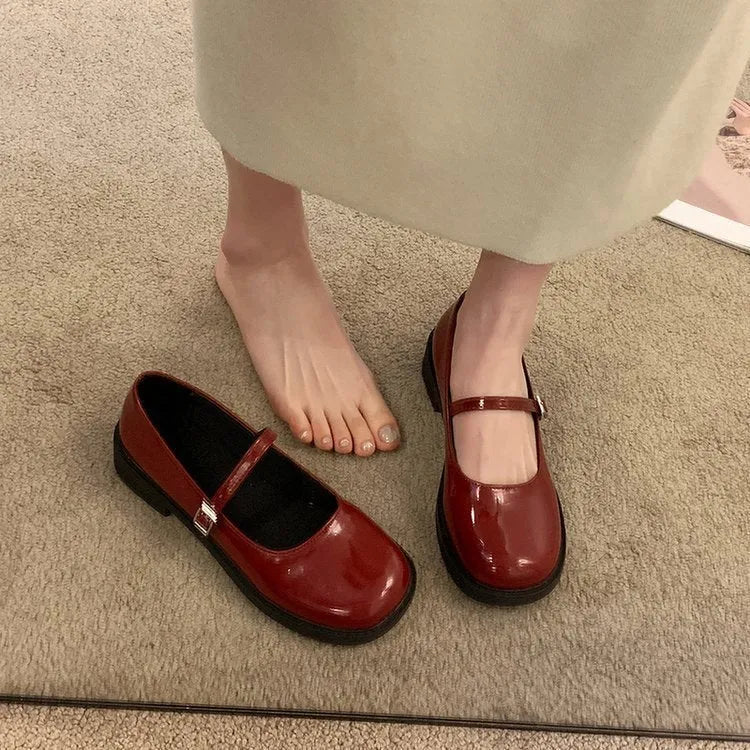 Women's solid colour French vintage flat shoes with round toe in red, light black, or matte black.