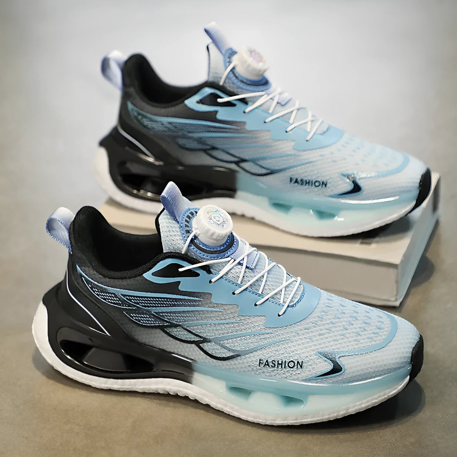 Youth low-top sneaker with shock absorption and rotating button in black, light blue, or white and blue colours