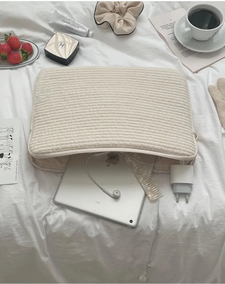 Black and white cotton cloth clutch-style laptop bag with anti-seismic protection for tablets.