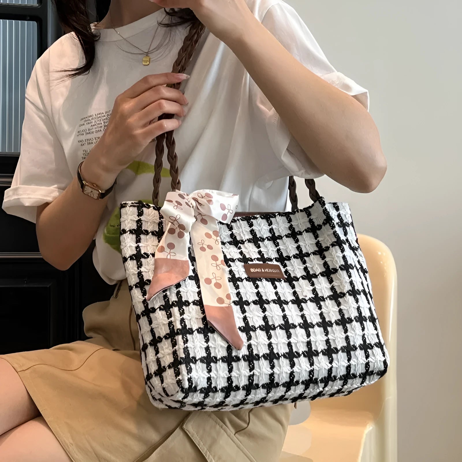 All-matching working commuter shopping shoulder bag in black with weaving details and sandwich pocket