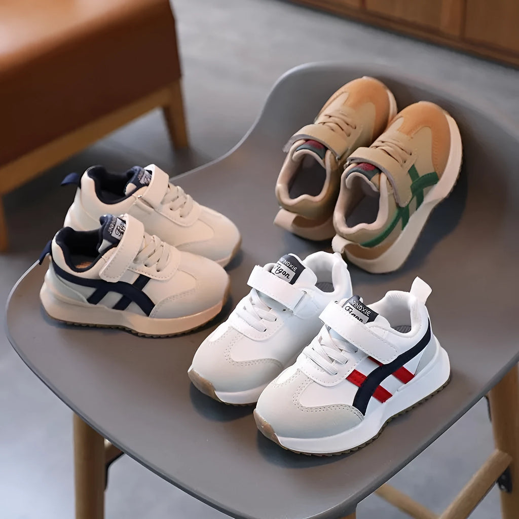 Children's solid-colour Velcro sneakers in synthetic leather with a rubber sole.