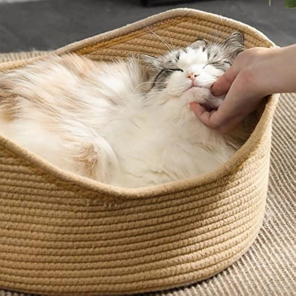 Wicker cat bed basket with integrated corrugated scratching board in natural material