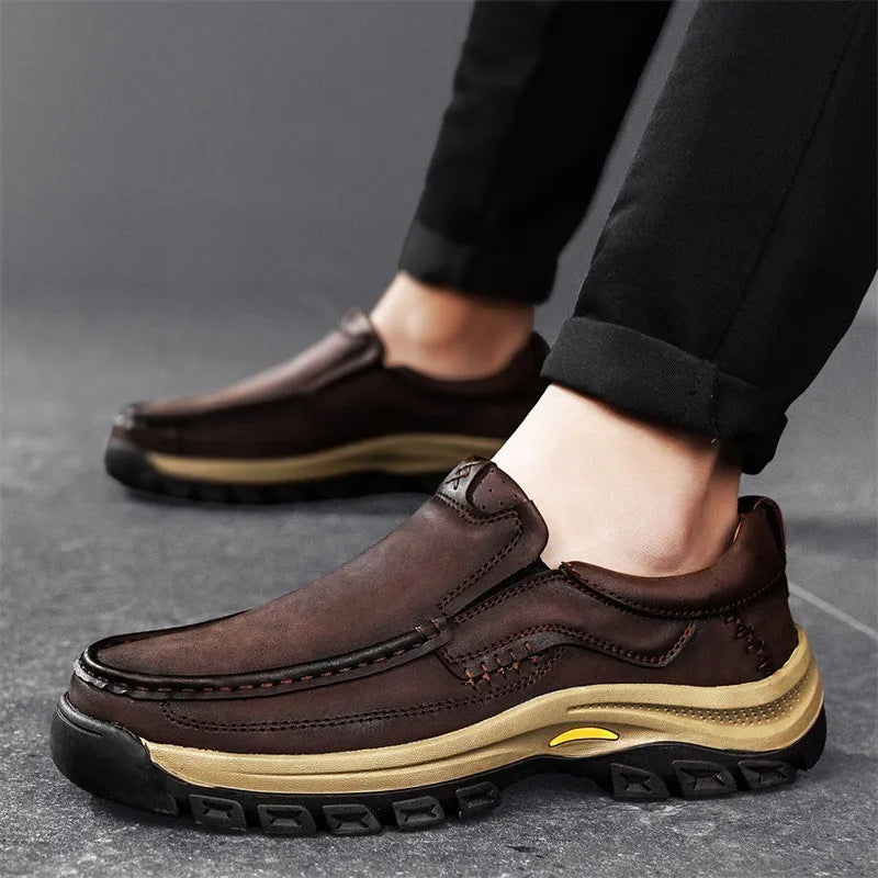 Men's outdoor mountaineering shoes with thick rubber sole and PU leather upper in black