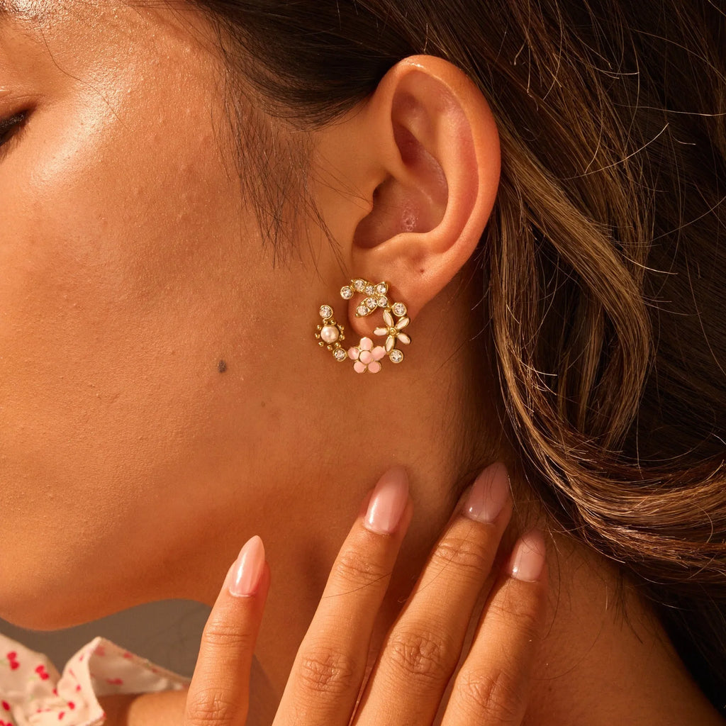 Flower-shaped stud earrings with petal design in electroplated colours on 18K stainless steel