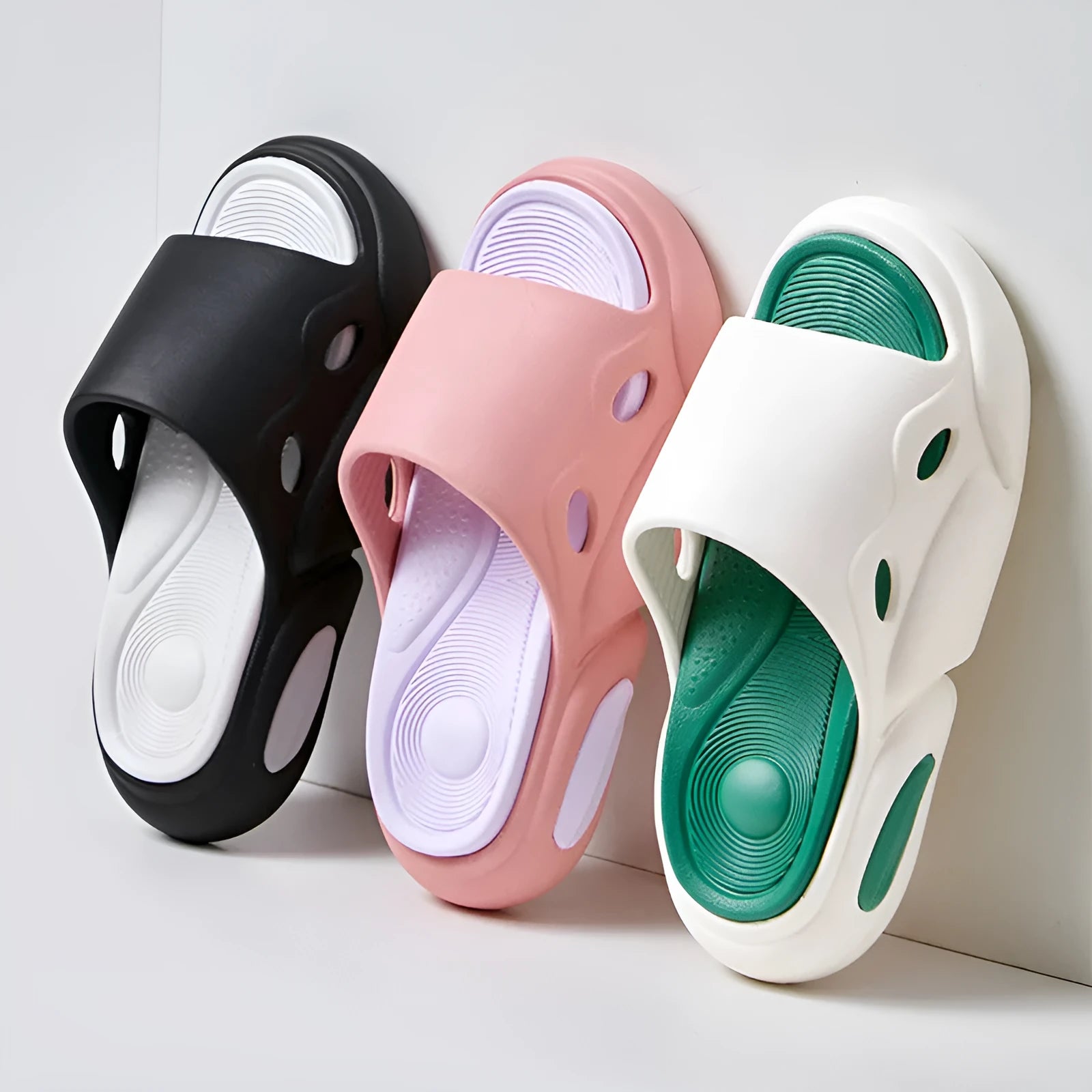 Two-colour thick-soled EVA foam slippers with leather lining in black and white design