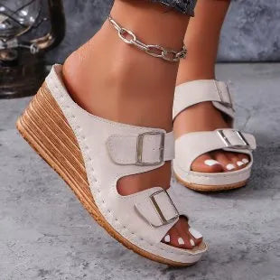 Women's outer wedge belt buckle beach slippers in creamy-white with PU upper and rubber sole