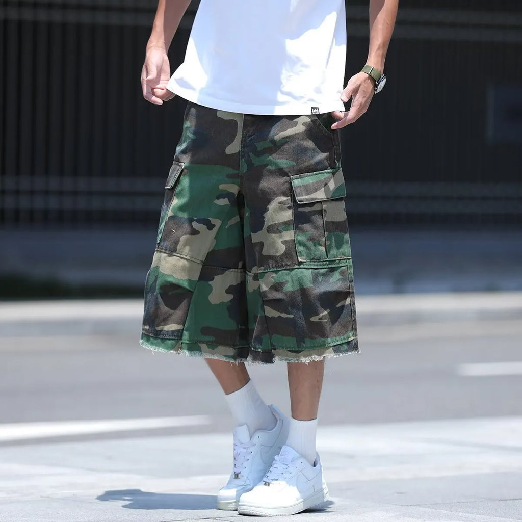 Men's camouflage shorts in American retro workwear style with loose fit and summer design