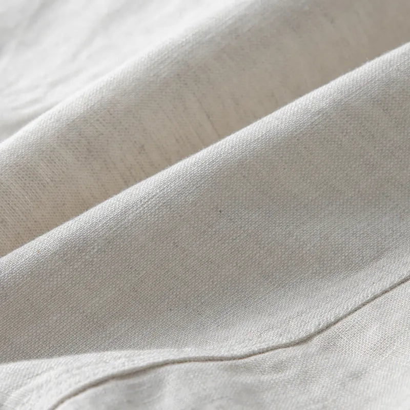 Men's casual linen suit jacket in solid colour with long sleeves and loose fit on a plain background