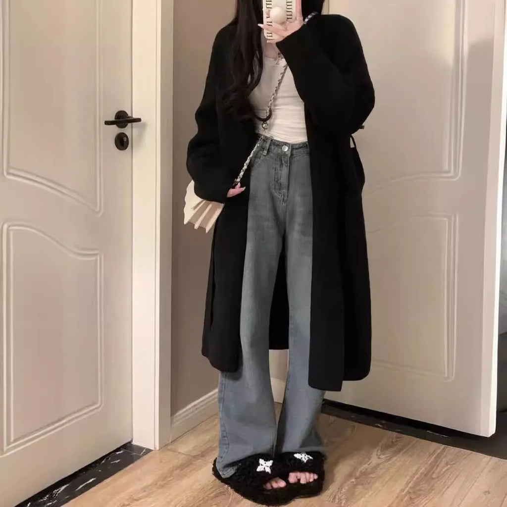 Women's mid-length V-neck knitted cardigan in loose fit with long sleeves