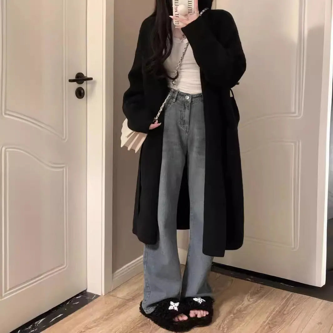 Women's mid-length V-neck knitted cardigan in loose fit with long sleeves