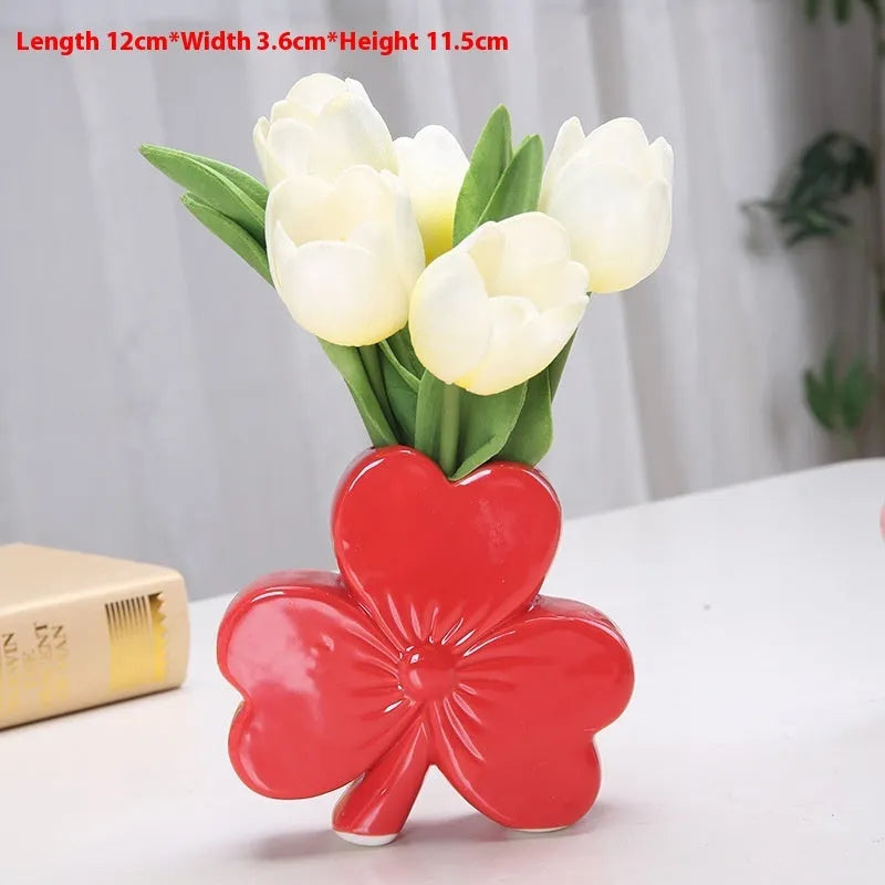 Clover ceramic vase 15cm European style in white porcelain with floral arrangement