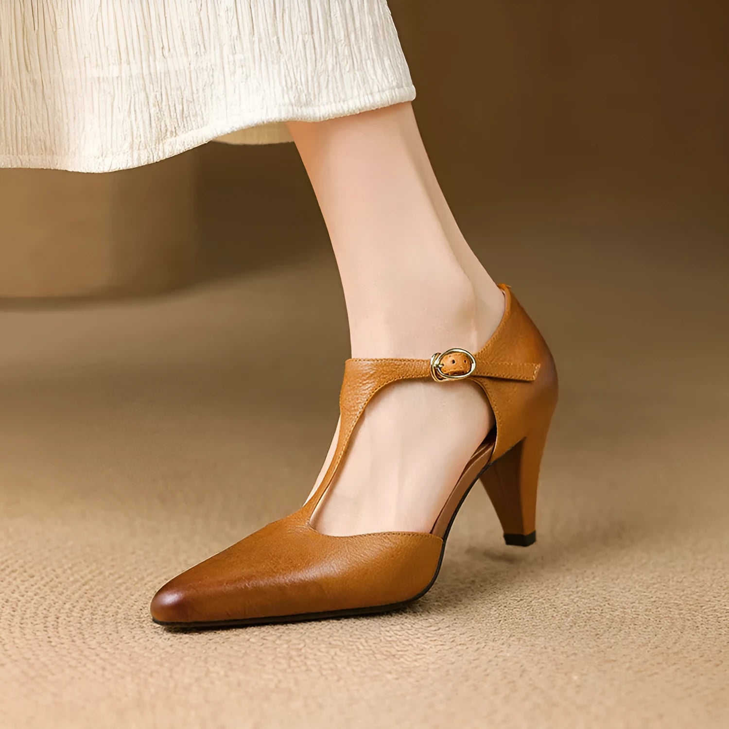 Brown women's retro T-strap closed toe sandals with a buckle and 6-8cm stout heel on a beef tendon sole.