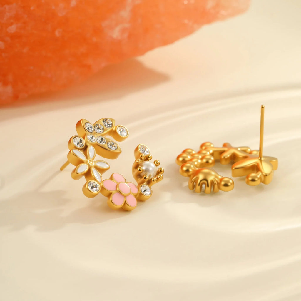 Flower-shaped stud earrings with petal design in electroplated colours on 18K stainless steel