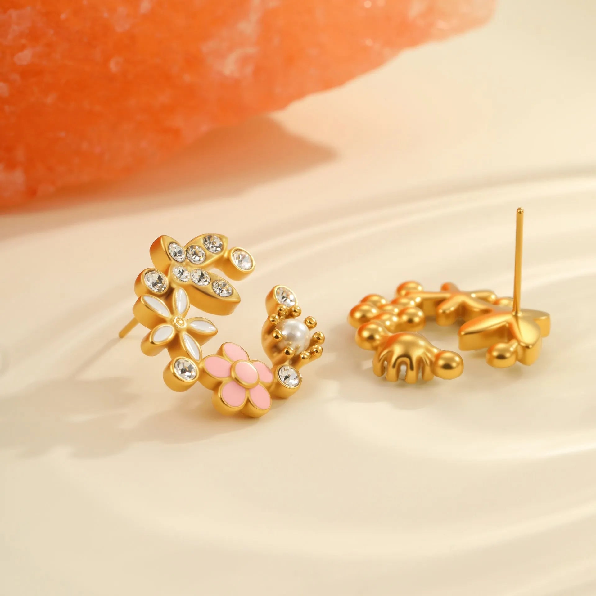 Flower-shaped stud earrings with petal design in electroplated colours on 18K stainless steel