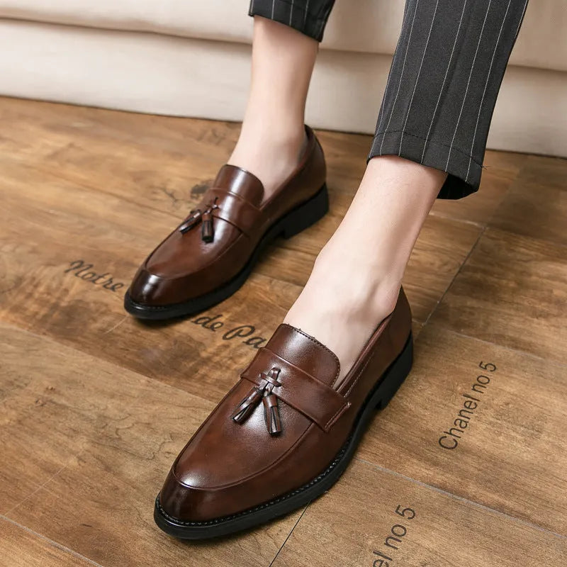 Men's slip-on business casual shoes in black with tassel detail and rubber sole