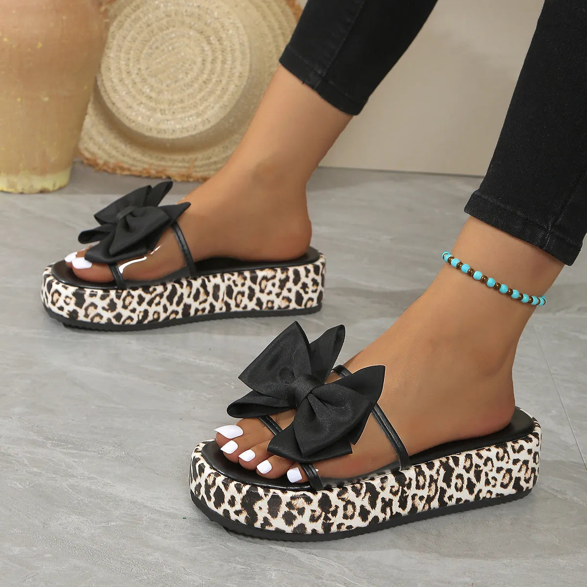 Leopard print thick bottom women's beach slippers with round head and PU upper in black and white