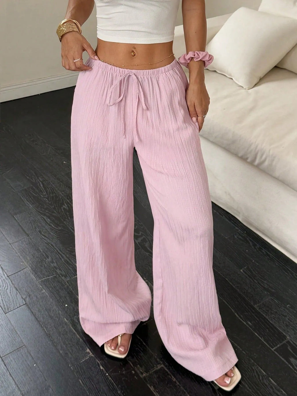 Women's wide-leg trousers with lace-up waist trimming in black or pink colours